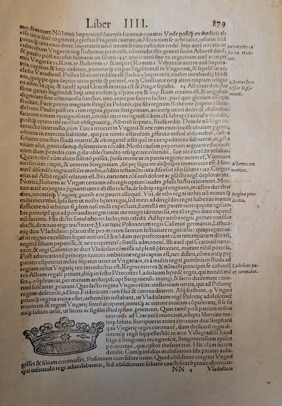 A printed folio page headed Liber IIII with a small woodcut of an open jewelled crown at the foot of the left column.