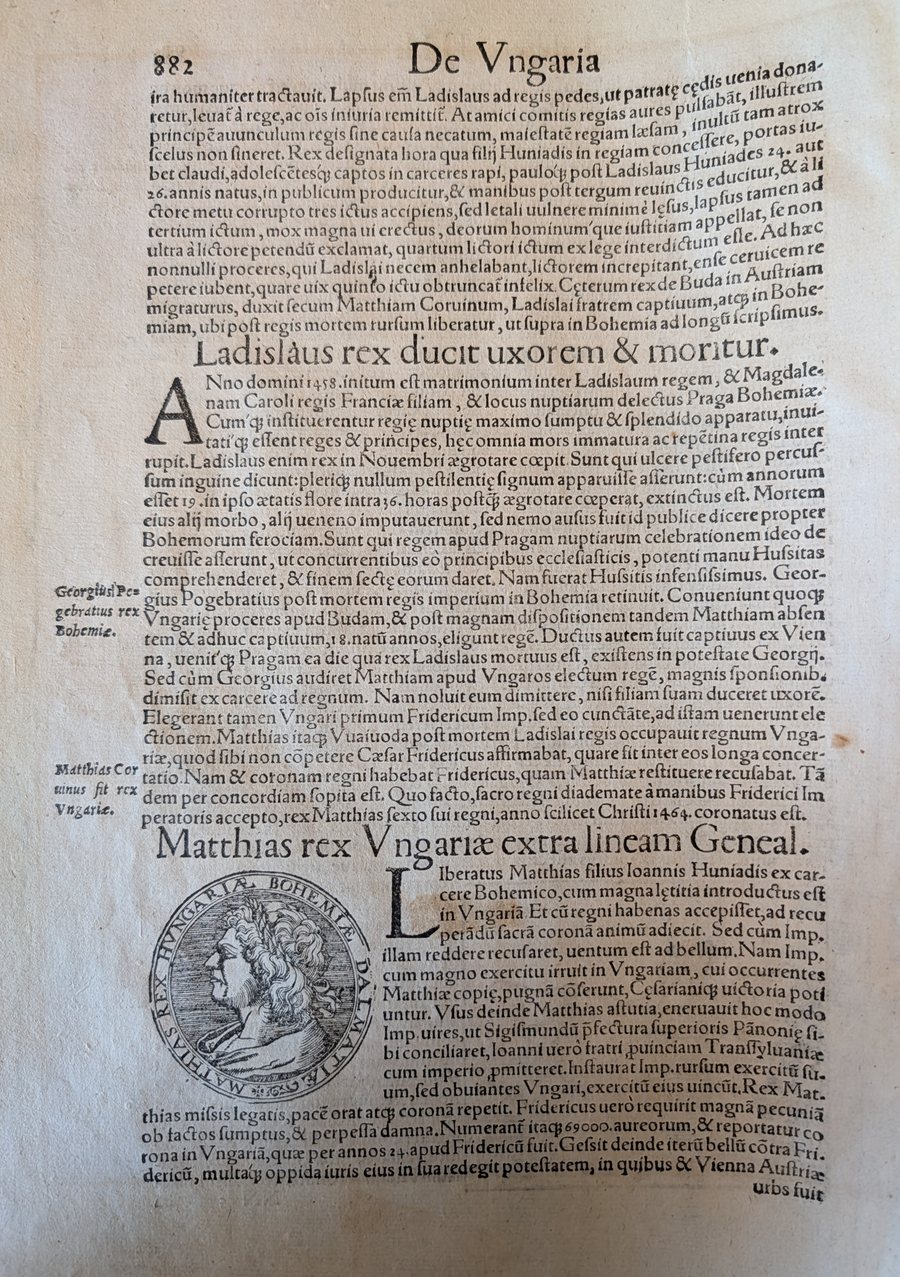 A printed folio page headed De Vngaria with a circular woodcut medallion of a laureate male profile, lettered around the rim, set into the lower left column.